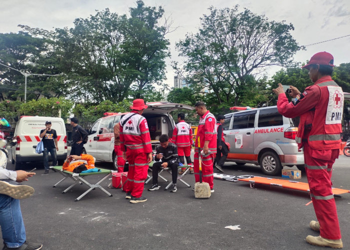 PMI Palembang Siagakan Ambulans di Tengah Aksi Mahasiswa di DPRD Sumsel