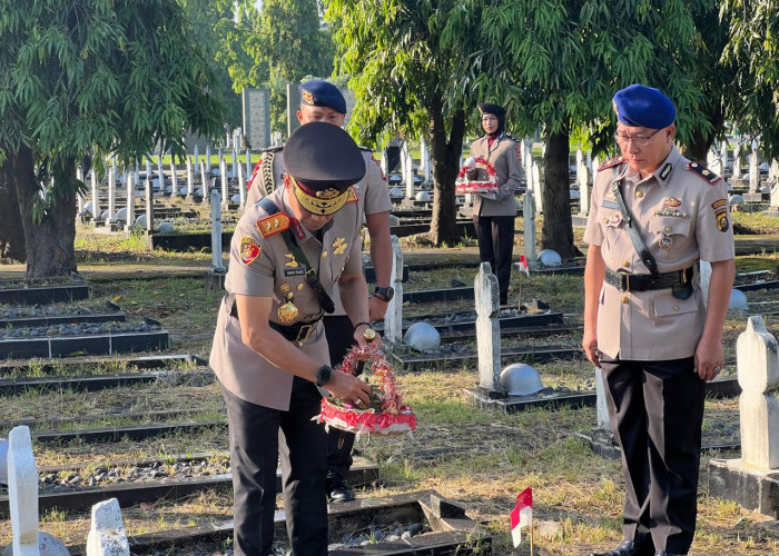 Kapolda Sumsel Pimpin Upacara Ziarah di Taman Makam Pahlawan, Jelang HUT Bhayangkara ke-79   