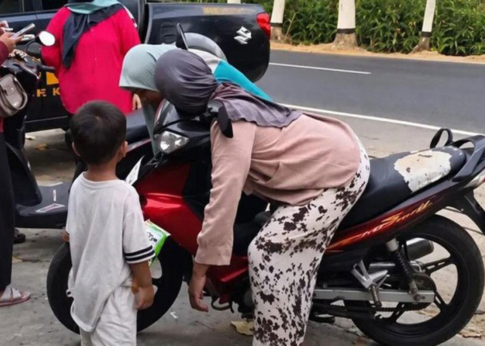 Ibu RT di Ponorogo Meninggal di Atas Sepeda Motor