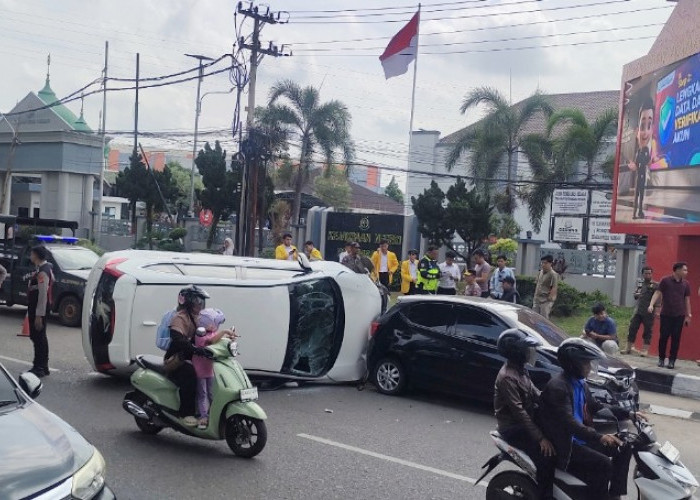 CR-V Putih Terguling di Depan Kejari Palembang, Tabrak Dua Mobil Parkir, Pengemudi Diamankan Polisi