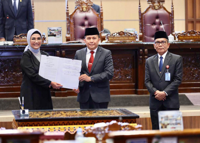 Pj Gubernur Sumsel dan Ketua DPRD Sumsel Tandatangani Keputusan Bersama Tiga Raperda