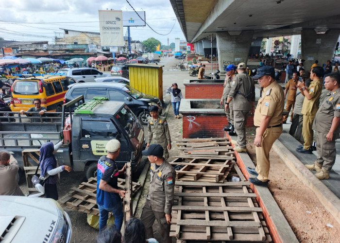 Sebabkan Kemacetan, Marak Lapak Tuak dan Dagangan di Bawah Jembatan Ampera Palembang Ditertibkan Petugas