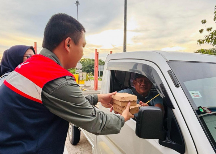 Berkah Ramadan di Hari Hak Konsumen Internasional, Hutama Karya Bagikan Paket Takjil ke Pengguna Jalan Tol