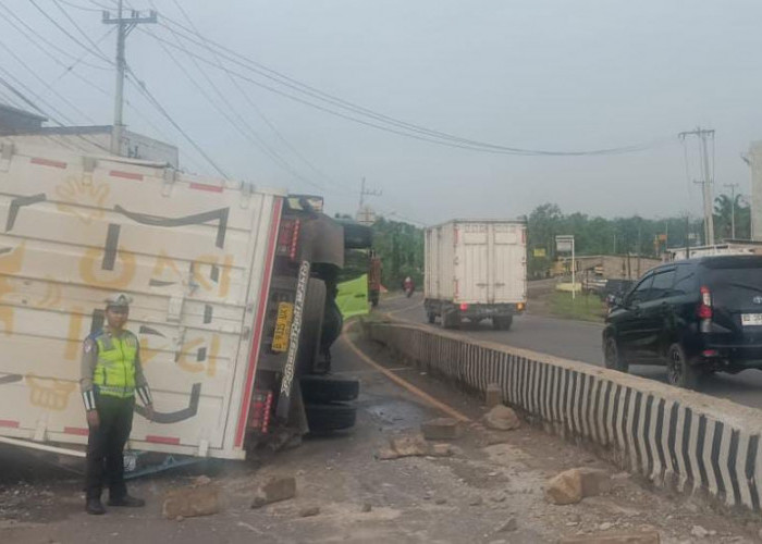 Sopir Mengantuk, Truk Box Tabrak Median Jalan dan Terguling di Jalintim Palembang-Betung