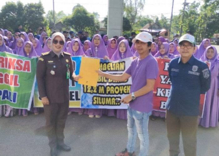 Puluhan Emak-Emak Geruduk Kejati Sumsel Tuntut Usut Kejanggalan Pengadaan Mobil Dinas PALI Senilai Rp12,2 M