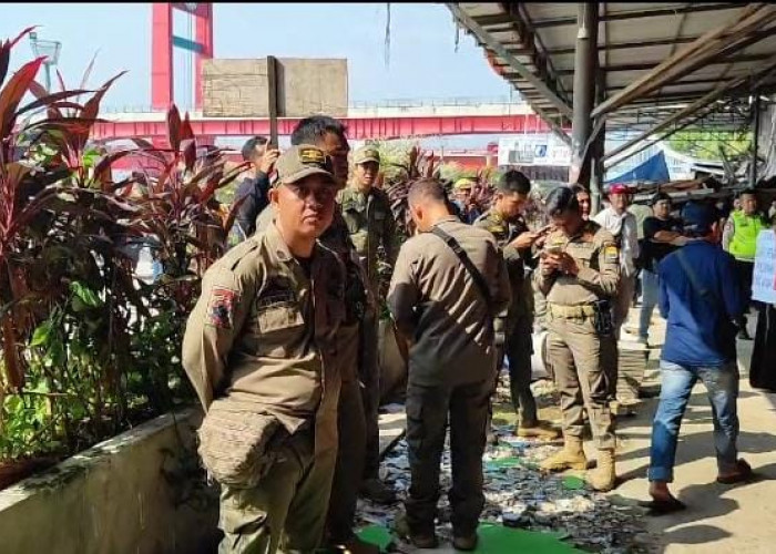 Sosialisasi Relokasi Pedagang Pasar 16 Ilir Diperpanjang, Puluhan Personel Sat Pol PP Palembang Masih Berjaga 