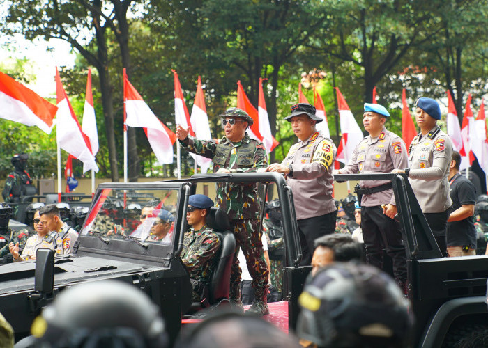 Kapolri Cek Gladi Bersih Apel Gelar Pasukan Pengamanan Pengambilan Sumpah Presiden dan Wapres RI