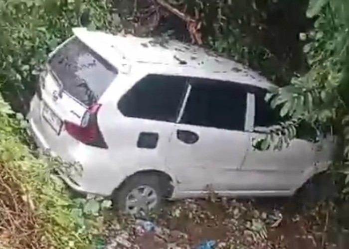 Mobil Xenia Terjun Bebas dari Jembatan, Keberadaan Sopir dan Penumpang Tak Diketahui