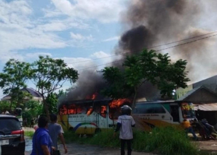 Suara Klakson Berbunyi Panjang Disertai Keluar Asap dan Api, Bus AKDP Terbakar di Jalan RSUD Bari 