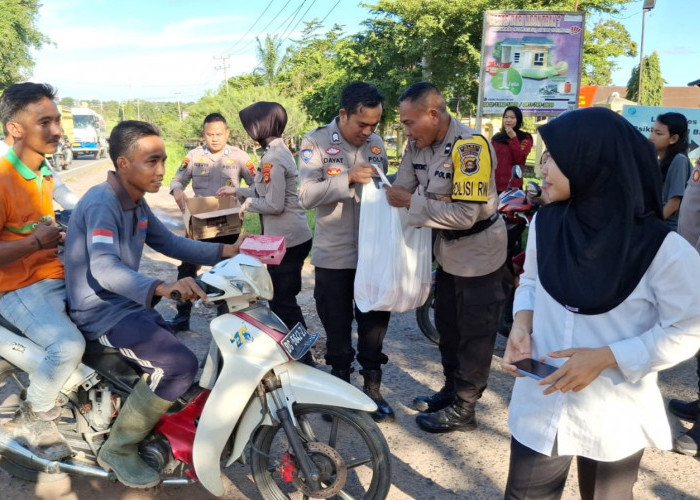 Sat Binmas Polres Ogan Ilir Berbagi Takjil ke Pengendara yang Melintas di Jalan Lintas Indralaya-Prabumulih