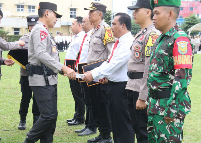 Puluhan Personel Polda Sumsel Terima Pin Emas dan Perunggu Kapolri Serta Pin Emas Kapolda