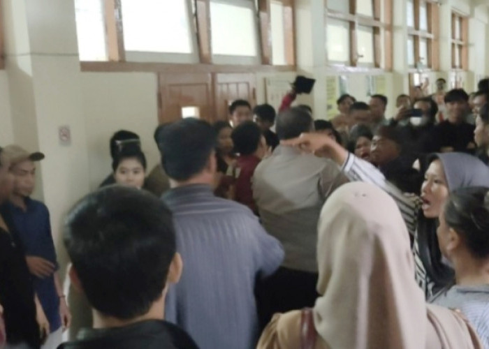 Ruang Tunggu PN Palembang Ricuh, Emak-emak Korban Kasus Pembunuhan Baku Hantam dengan Keluarga Terdakwa