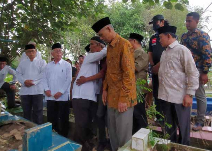 Pimpinan Ponpes Gontor Berziarah ke Makam AM Putra Sulung Soimah di Palembang 