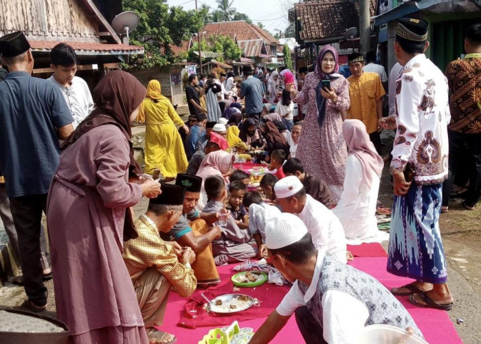 Usai Salat Iduladha Warga Musi Rawas Gelar Sedekah Ramo, Tradisi Melayu Lintas Generasi