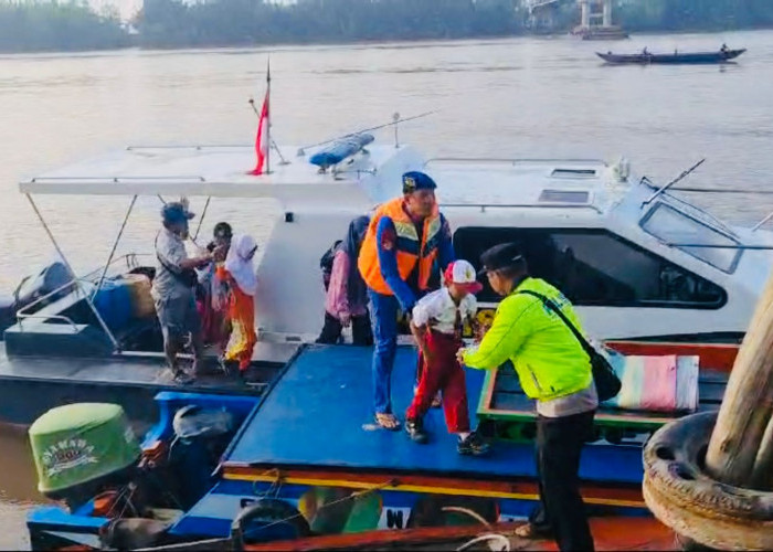 Jembatan Lalan Muba Roboh, Polairud Siapkan Kapal untuk Seberangkan Warga dan Anak Sekolah