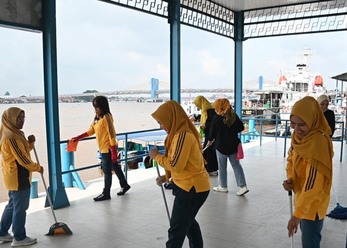Persatuan Istri Pegawai Pelindo Laksanakan Gerakan Bersih-bersih Serentak di Lingkungan Pelabuhan Boombaru