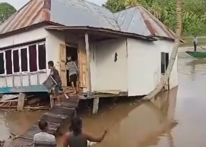 Ponton Pasir di Desa Ulak Aurstanding Ogan Ilir, Tabrak Sebuah Rumah Kayu dan 3 Kerambah Ikan