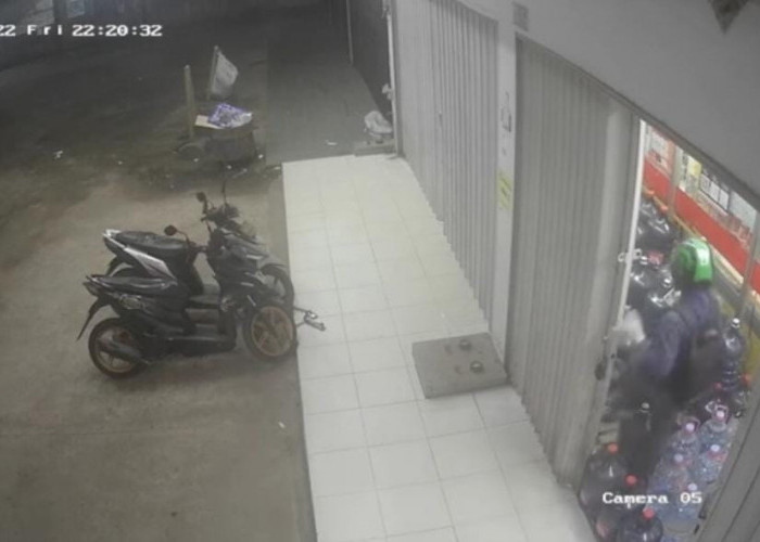 Detik-detik Aksi Perampokan di Alfamart Talang Kelapa Banyuasin Oleh 2 Pria Berhelm Ojol