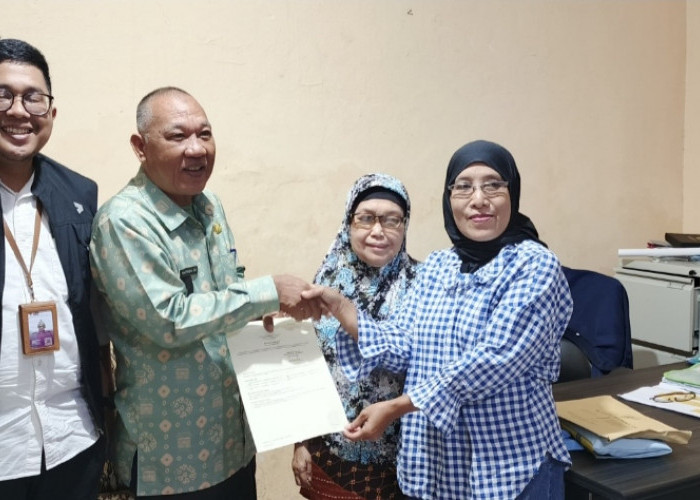 Kantah Kota Palembang Serahkan Sertipikat Program PTSL di Kelurahan Dua Puluh Ilir Tiga