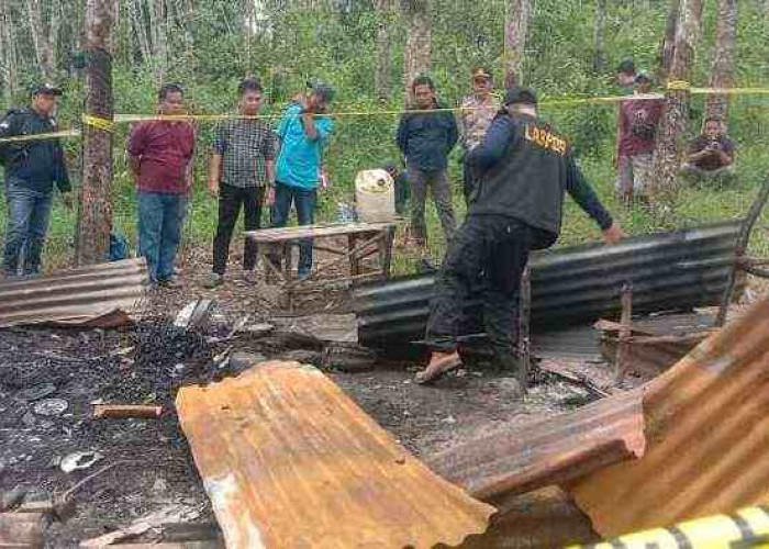 Tim Labfor Polda Sumsel Olah TKP di Pondok Kebun Lubuk Gung Baturaja yang Tewaskan Penyadap karet