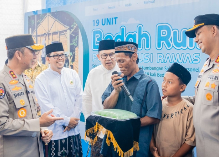 Momen Haru Kapolda Sumsel Terima Gethuk dari Korban Kebakaran di Mura