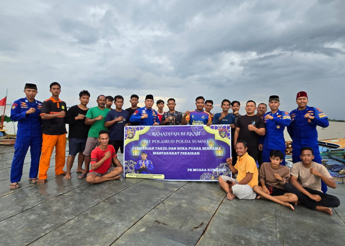 Pangkalan Sandar Muara Kumbang Polair Polda Sumsel Bagikan Takjil dan Buka Bersama Masyarakat Perairan