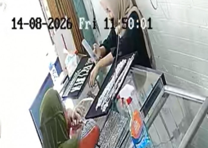 CCTV Bongkar Aksi Perempuan Curi Perhiasan Rp4,64 Juta di Toko Perak Palembang