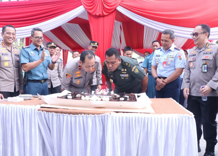 3 Matra TNI Beri Kejutan Kue Ulang Tahun Bhayangkara ke Wakapolda Sumsel