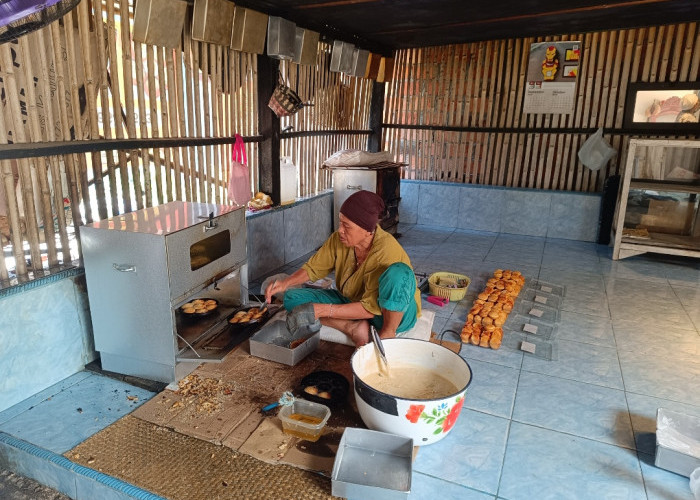 UMKM Bolu Cupu Kayuagung Menaikan Harga  Imbas Naik Harga Plastik