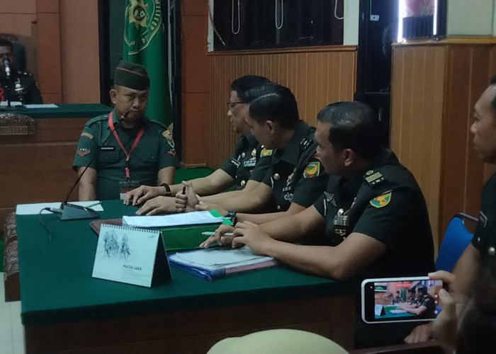 Kopda Bazarsah Penembak Kapolsek Negara Batin Lemas dan Sempat Diberi Air Minum Saat di Ruang Sidang