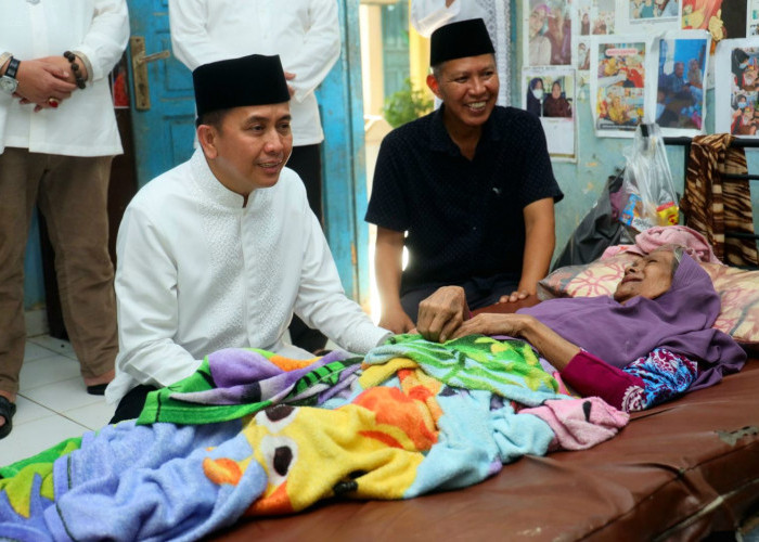 Pj Gubernur Sumsel Agus Fatoni Kunjungi Panti Jompo Berikan Bantuan dan Santuna di Hari Lebaran