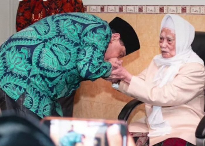 Sowan ke Ponpes Lirboyo, Chairul Tanjung Cium Tangan Kiai, Janji Perbaiki Citra Pondok Pesantren