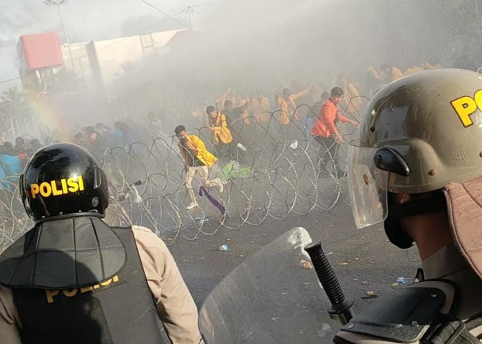  Aksi Demonstrasi Ricuh, Sejumlah Mahasiswa Kena Semprotan Gas Air Mata