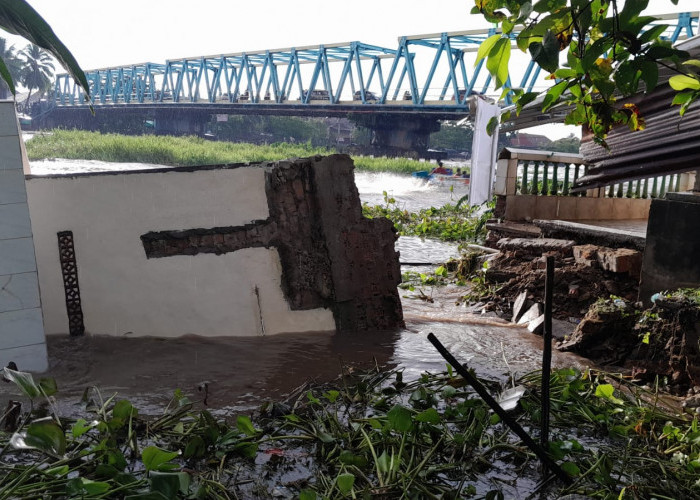 Tak Kuat Menahan Hantaman Air, Bangunan Toilet Mushola di Pinggir Sungai Komering Kayuagung Ambruk