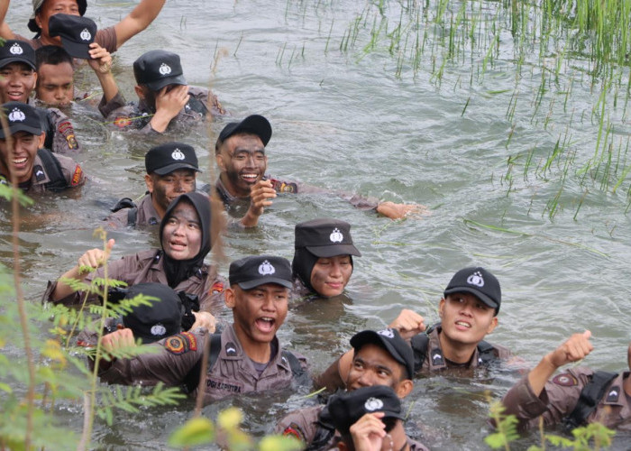 Mandi Lumpur, Merayap, dan Jalan Bebek Serta Sikap Tobat Warnai Kegiatan Bintra Polri Polres Ogan Ilir