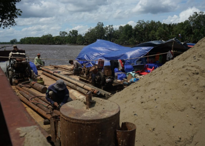 Pembangunan Jembatan Gantung di Desa Kuala Dua Belas OKI Tahap Pembuatan Tiang Pancang