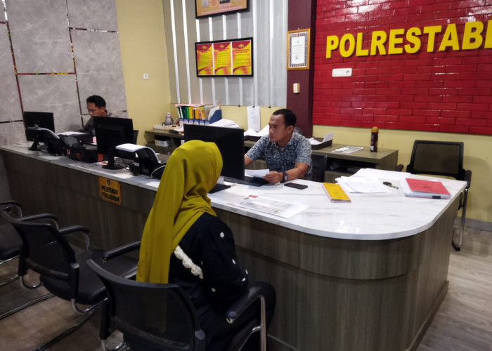 Pria di Palembang Terekam Kamera CCTV Gasak Motor Mantan Istri, Masuk Rumah dari Jendela 