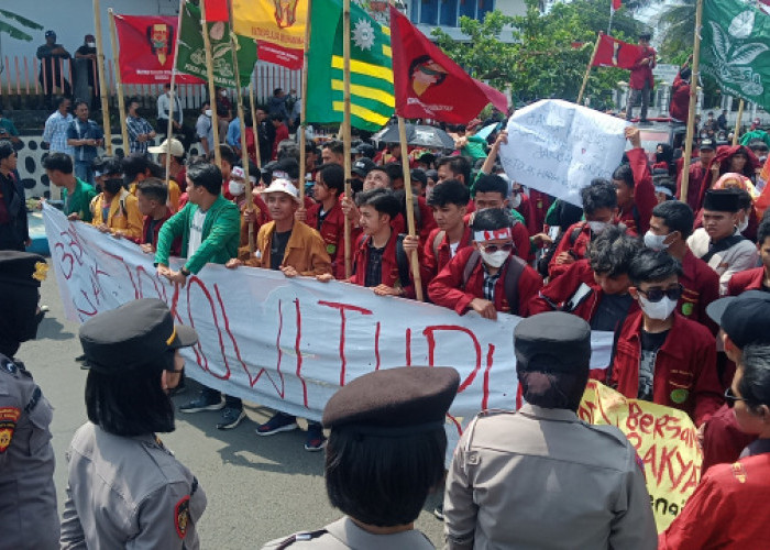 Lagi, Ratusan Massa Geruduk DPRD Provinsi Bengkulu Tolak Kenaikan Harga BBM 