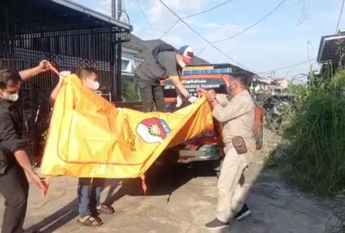 Toni Membusuk di Depan Kamar