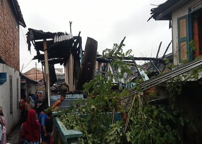 Api Hanguskan Rumah Warga di Lorong H Umar 9-10 Ulu Palembang