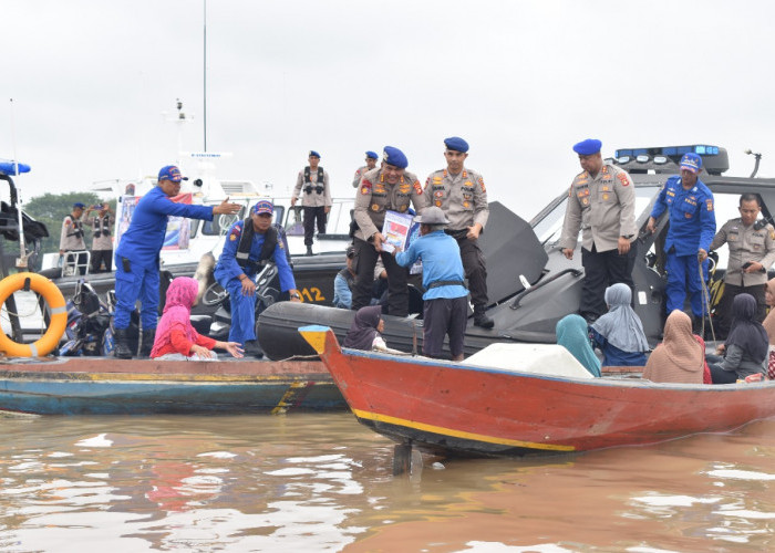 Polairud Polda Sumsel Bagikan Sembako di Wilayah Perairan Borang 
