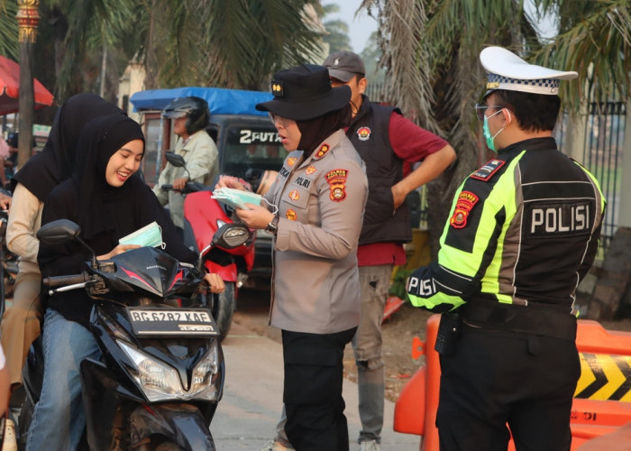 Kapolres Ogan Ilir Bagikan Masker untuk Warga, Bentuk Kepedulian Polri Terhadap Kesehatan Masyarakat