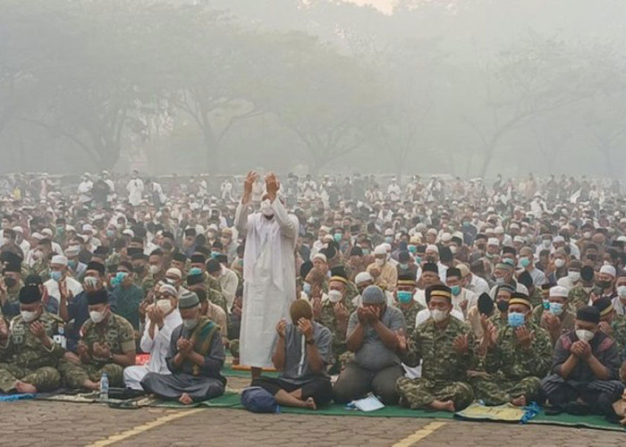 Kenakan Masker, Ribuan Warga Pontianak Laksanakan Salat Istisqa