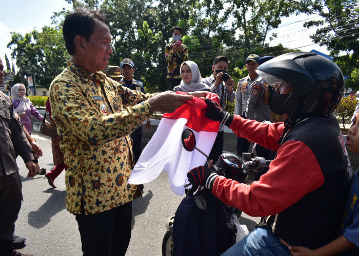 Pemkab OKI Kibarkan Semangat Kemerdekaan, Bagikan 1.500 Bendera Merah Putih