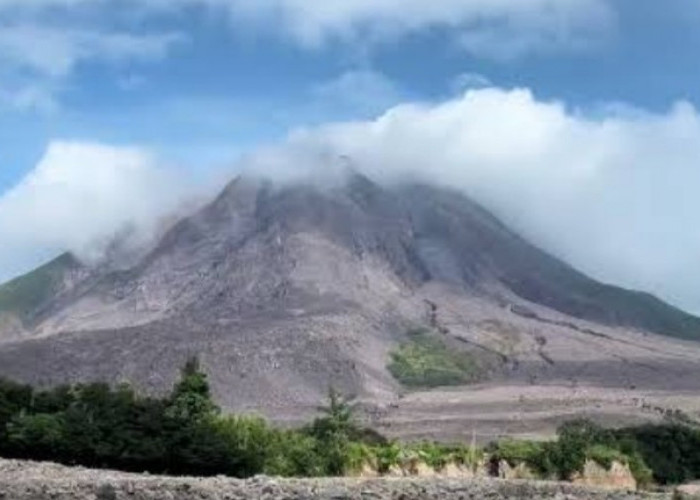 Gunung Sinabung Masih Siaga, Wajib Tahu Ini Alasan Vulkanologinya dan Potensi Bahayanya