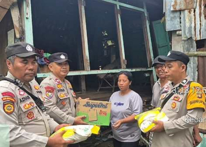 Polsek Tanjung Raja Gercep Berikan Bahan Pokok pada Korban Rumah Roboh di Jagolano Ogan Ilir