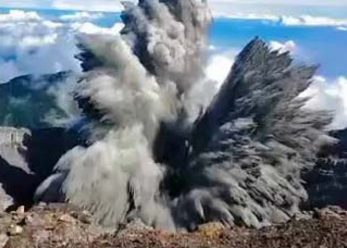 Kawah Merapi Gunung Dempo Pagaralam Kembali Erupsi, Sempat Terekam Pendaki