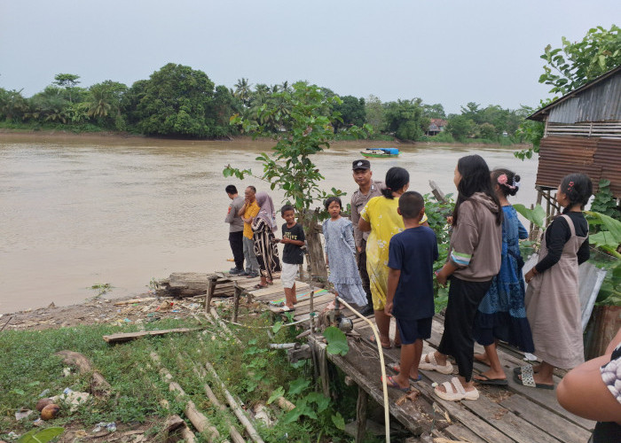 Heboh Penampakan Buaya di Ogan Ilir, Personel Polsek Tanjung Raja Cek ke Lokasi yang Diiformasikan Warga