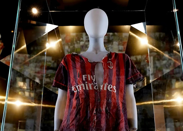 Fotografer Perang Bertemu Bocah Kenakan Jersey AC Milan Terkoyak, Rosoneri Abadikan di Museum untuk Donasi 