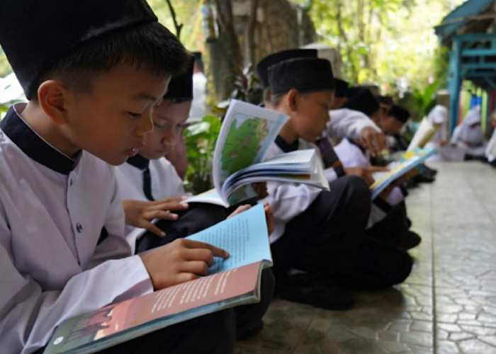 Dukung Pendidikan Inklusif dan Berkelanjutan, PTBA Salurkan Beasiswa Ayo Sekolah